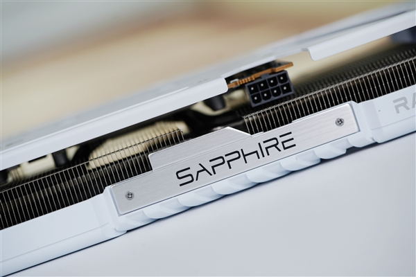 纯白高颜值!蓝宝石RX 9060 XT极地8GB OC显卡图赏