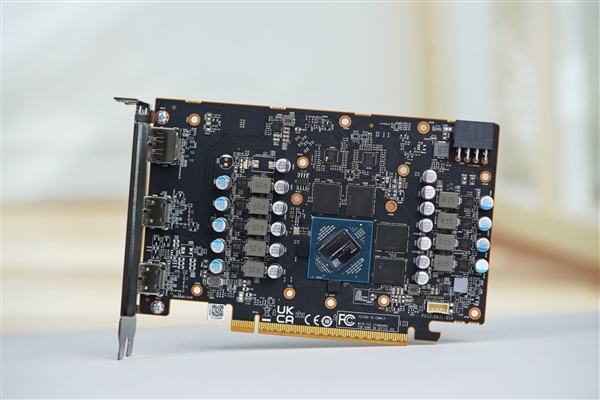 纯白高颜值!蓝宝石RX 9060 XT极地8GB OC显卡图赏