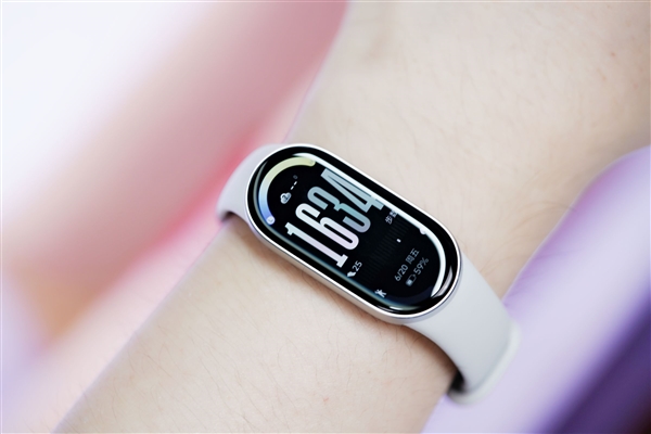 超窄四等边跑道屏！小米手环10 NFC版图赏