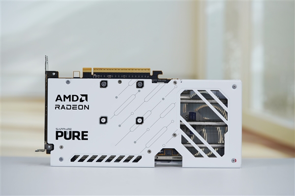 纯白高颜值!蓝宝石RX 9060 XT极地8GB OC显卡图赏