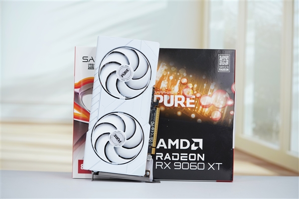 纯白高颜值!蓝宝石RX 9060 XT极地8GB OC显卡图赏