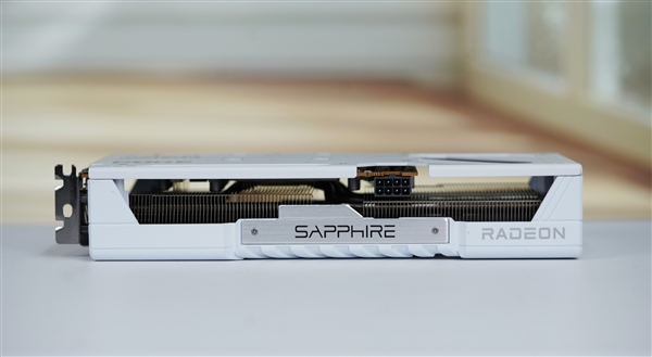 纯白高颜值!蓝宝石RX 9060 XT极地8GB OC显卡图赏