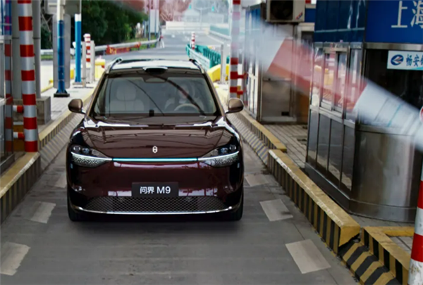 50万级销冠升级！问界M9迎OTA：智驾自动鸣笛、隔空开门