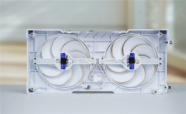 纯白高颜值！蓝宝石RX 9060 XT极地8GB OC显卡图赏