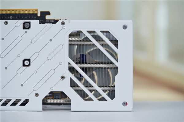 纯白高颜值!蓝宝石RX 9060 XT极地8GB OC显卡图赏