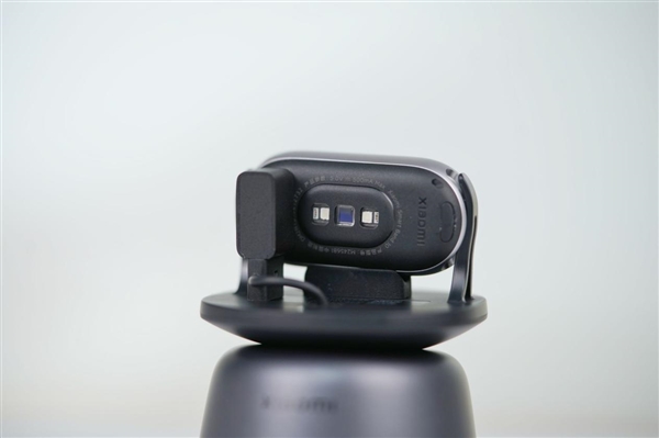 超窄四等边跑道屏！小米手环10 NFC版图赏