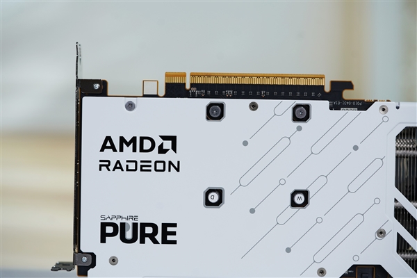 纯白高颜值!蓝宝石RX 9060 XT极地8GB OC显卡图赏