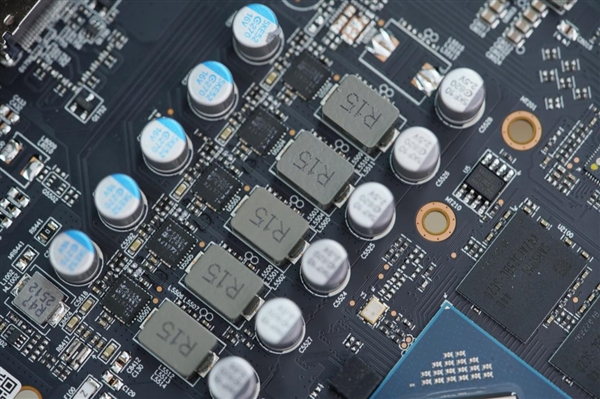 纯白高颜值！蓝宝石RX 9060 XT极地8GB OC显卡图赏