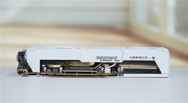 纯白高颜值!蓝宝石RX 9060 XT极地8GB OC显卡图赏