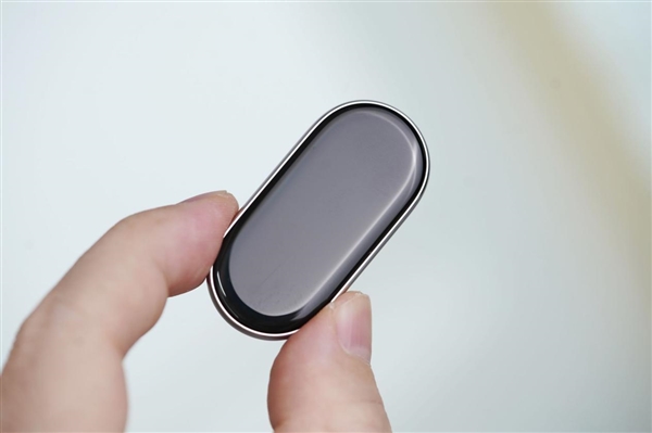 超窄四等边跑道屏！小米手环10 NFC版图赏