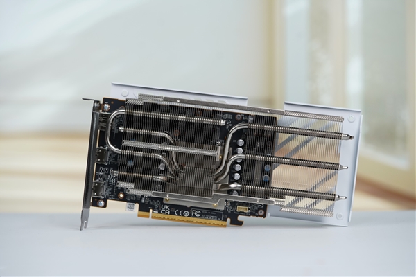 纯白高颜值!蓝宝石RX 9060 XT极地8GB OC显卡图赏