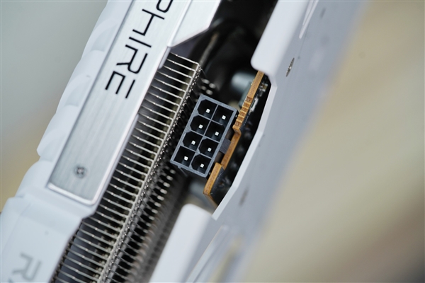 纯白高颜值!蓝宝石RX 9060 XT极地8GB OC显卡图赏
