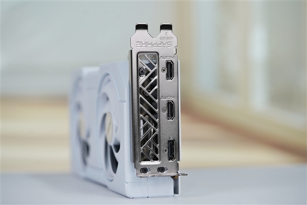 纯白高颜值!蓝宝石RX 9060 XT极地8GB OC显卡图赏
