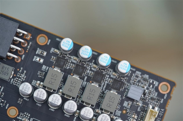 纯白高颜值!蓝宝石RX 9060 XT极地8GB OC显卡图赏