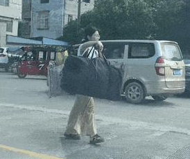 “扁担女孩”高考分数遭疯传 班主任、当地宣布部门发声