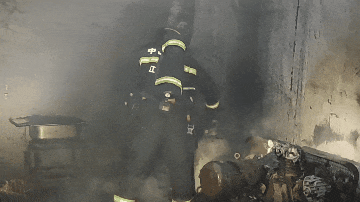 电动自行车屋里充电突然起火 险些引爆两个煤气罐