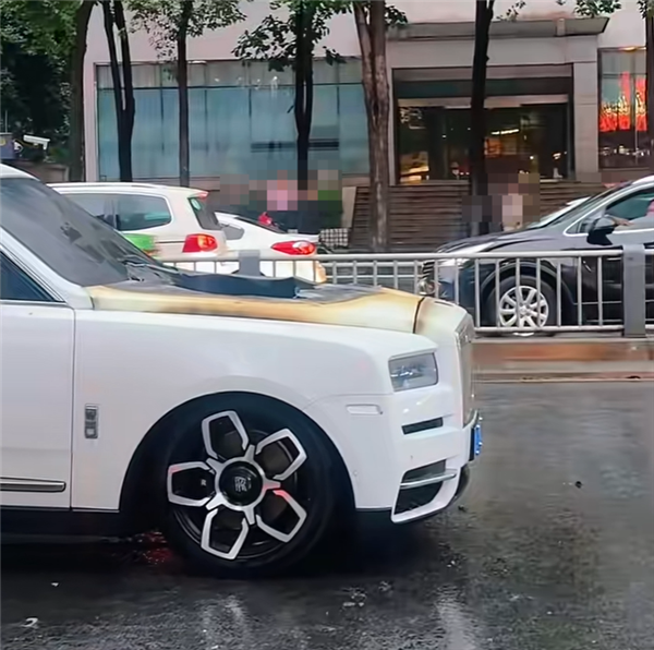 劳斯莱斯库里南当街自燃起火：车头被烧穿了