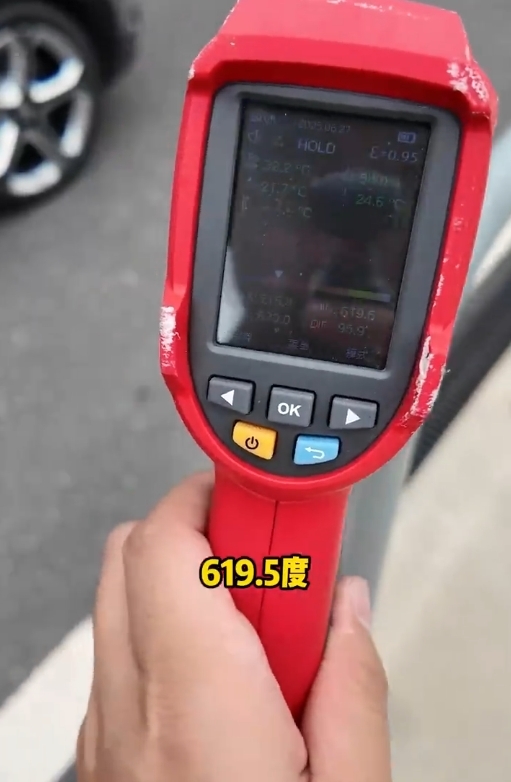 懂车帝小米YU7赛道测试时刹车片起火 小米汽车回应！总结：不会开、没常识