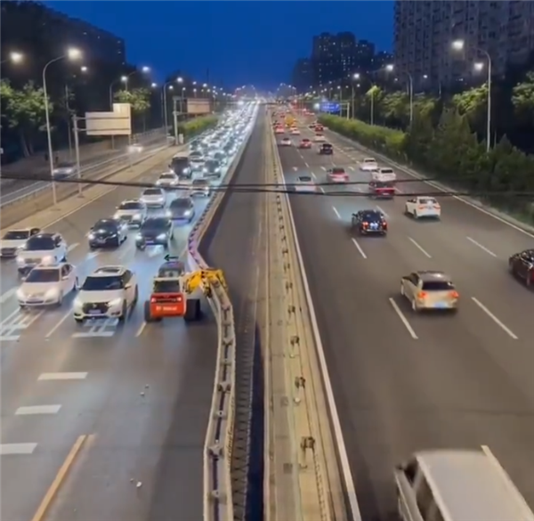 外国博主发布北京潮汐车道变道视频：中国已经生活在2050年了