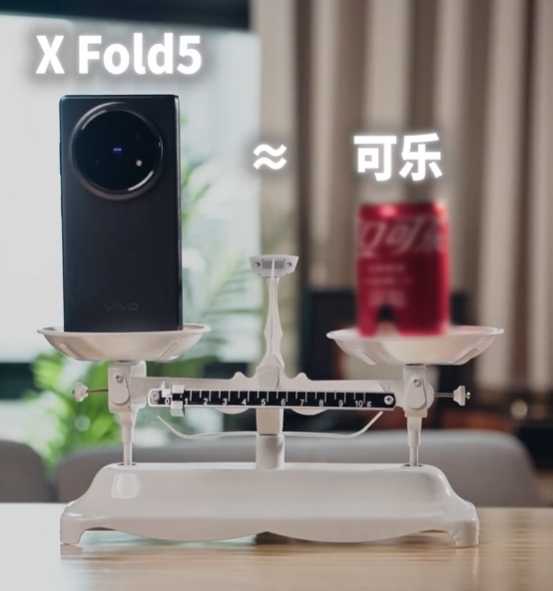 vivo X Fold5展开仅4.Xmm厚:塞入6000mAh大电池+潜望式长焦