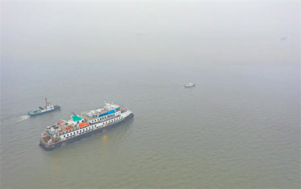 中国造极地探险邮轮出江试航：可载249人游两极