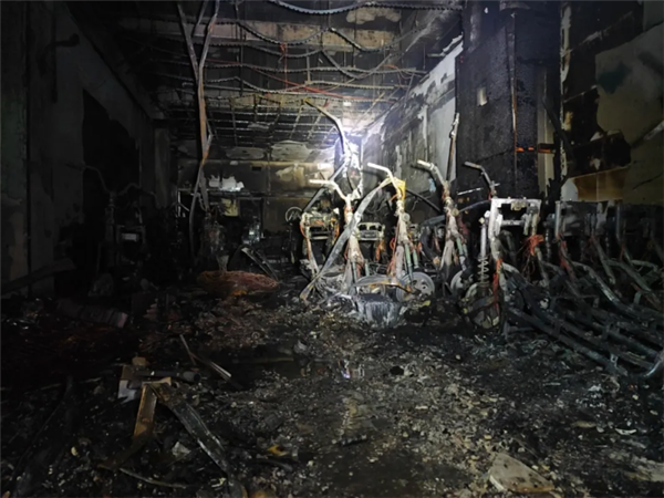 海南一电动自行车店铺凌晨突然起火：41辆烧成铁架