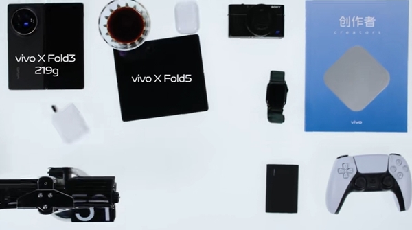 真·轻到起飞!vivo X Fold5实测被风扇吹飞 老款219g纹丝不动