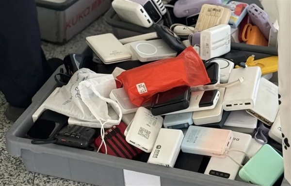 网友晒现场图：机场成筐的充电宝被拦！假3C认证一眼识破