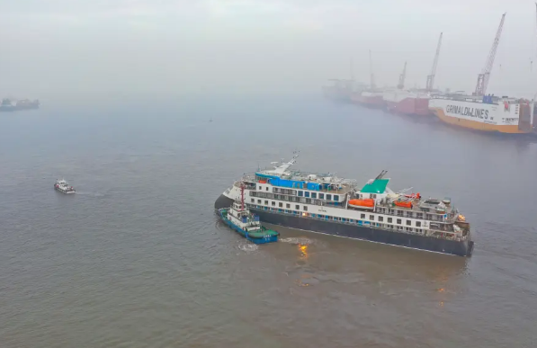 中国造极地探险邮轮出江试航：可载249人游两极