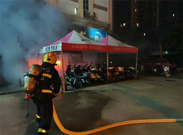 海南一电动自行车店铺凌晨突然起火：41辆烧成铁架