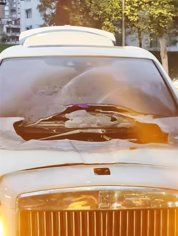 劳斯莱斯库里南当街自燃起火：车头被烧穿了