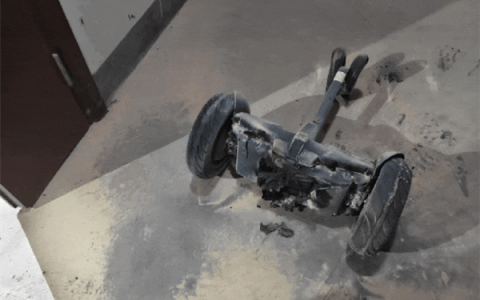 外卖小哥电动平衡车自燃 本质是锂电池产品 不能上楼充电