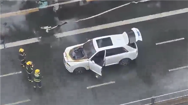 劳斯莱斯库里南当街自燃起火：车头被烧穿了