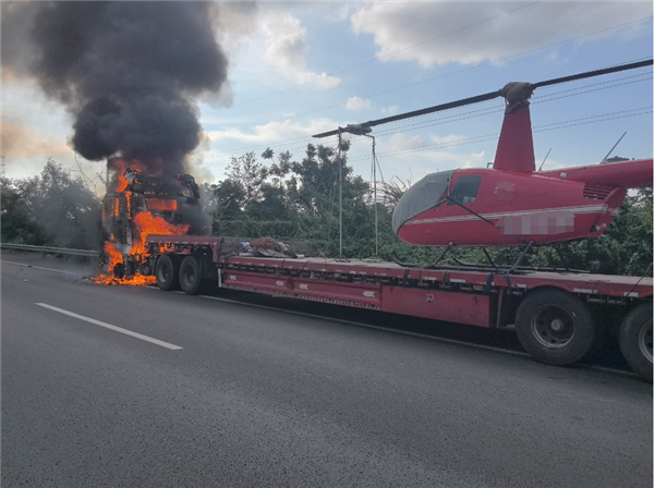 高速公路运输车行驶中起火 一架直升机险被烧！