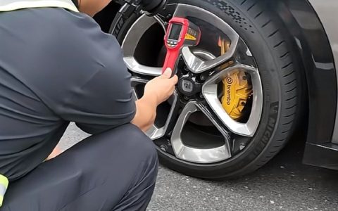 懂车帝小米YU7赛道测试时刹车片起火 小米汽车回应！总结：不会开、没常识