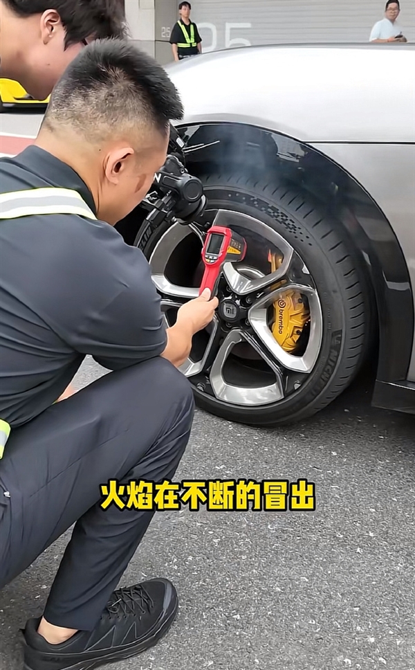 懂车帝小米YU7赛道测试时刹车片起火 小米汽车回应！总结：不会开、没常识