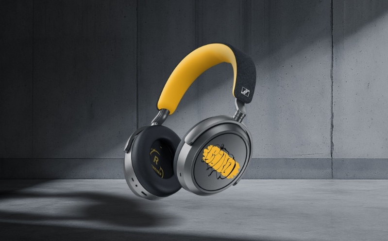 Sennheiser MOMENTUM 4 Wireless 80周年纪念版左边耳罩饰有Bond Truluv的经典“throwie”涂鸦。