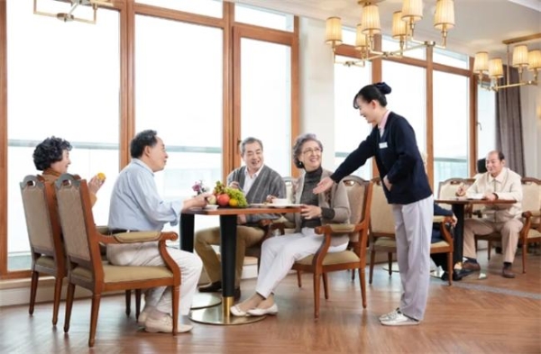 65至74岁老人养老就选椿萱茂，用爱点亮晚年时光 