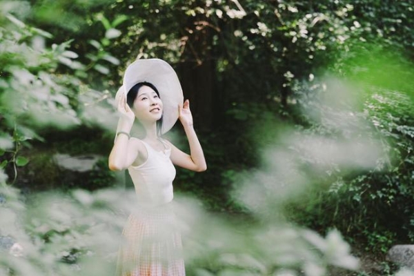 定格蝉鸣与光影 佳能EOS R100青春专微夏日人像拍摄指南