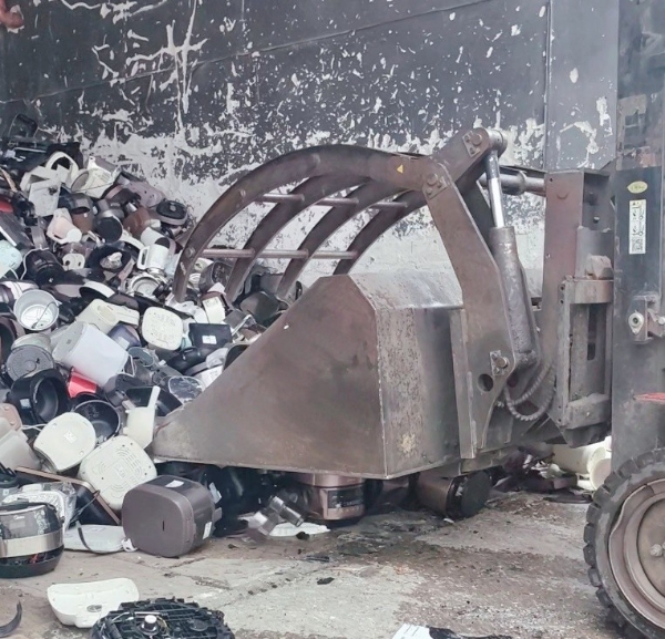 《旧机全砸烂，美的放心换！美的小家电 365 天只换不修再升级》 