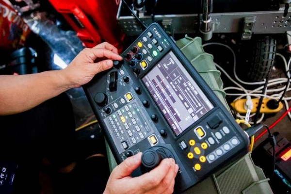 “佳直播PRO”点亮上海国际电影节暨ELLEMEN电影英雄之夜