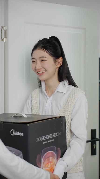 《旧机全砸烂，美的放心换！美的小家电 365 天只换不修再升级》 