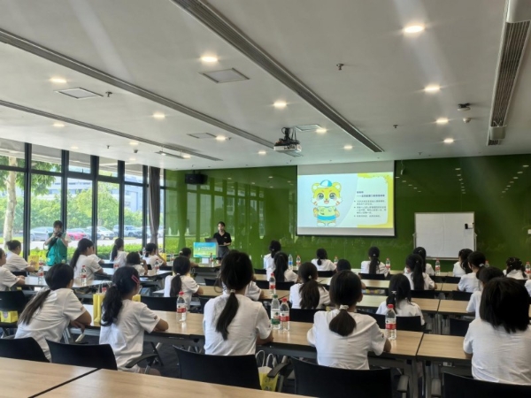 卫生巾工厂变身青春课堂:自由点“探厂+青春课堂”创新公益研学模式