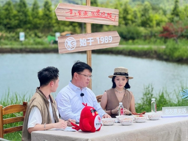 紫燕百味鸡溯源直播，构建卤味行业食安透明化新范式 