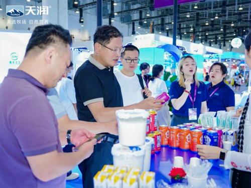 天润乳业亮相2025中国奶业展览会 天润乳业党委书记、董事长刘让带队展现新疆乳业硬核实力 