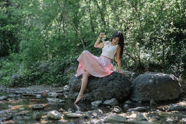 定格蝉鸣与光影 佳能EOS R100青春专微夏日人像拍摄指南