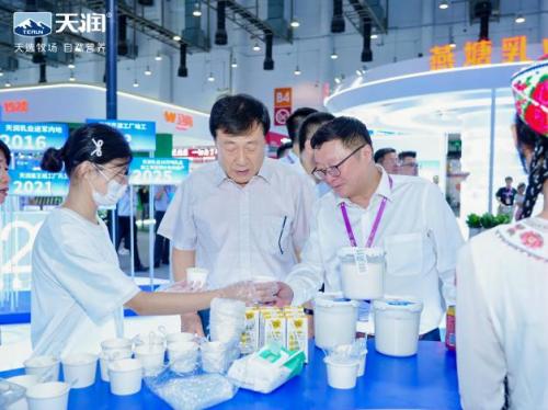 天润乳业亮相2025中国奶业展览会 天润乳业党委书记、董事长刘让带队展现新疆乳业硬核实力 