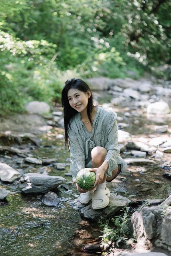 定格蝉鸣与光影 佳能EOS R100青春专微夏日人像拍摄指南