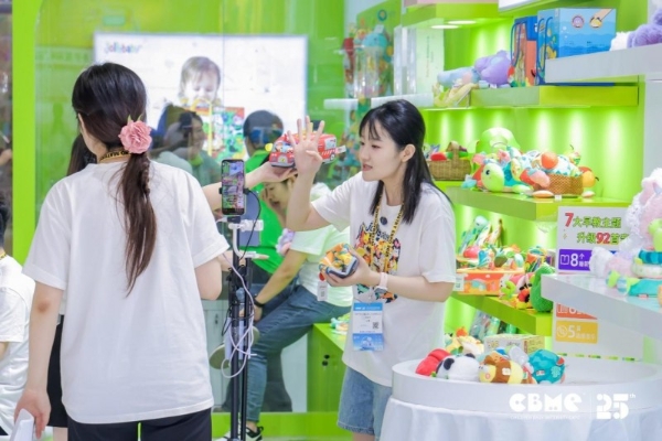 Jollybaby闪耀CBME 2025：7大新品全球首发，荣膺年度品牌跃升势能大奖！ 