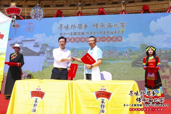 云卷青稞碧，日照菜花金，金龙鱼外婆乡小榨菜籽油菜花节带你闯入油画版夏日梦境 